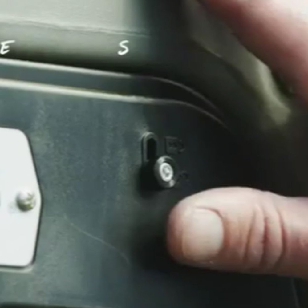 Safety latches of G1 dog crate